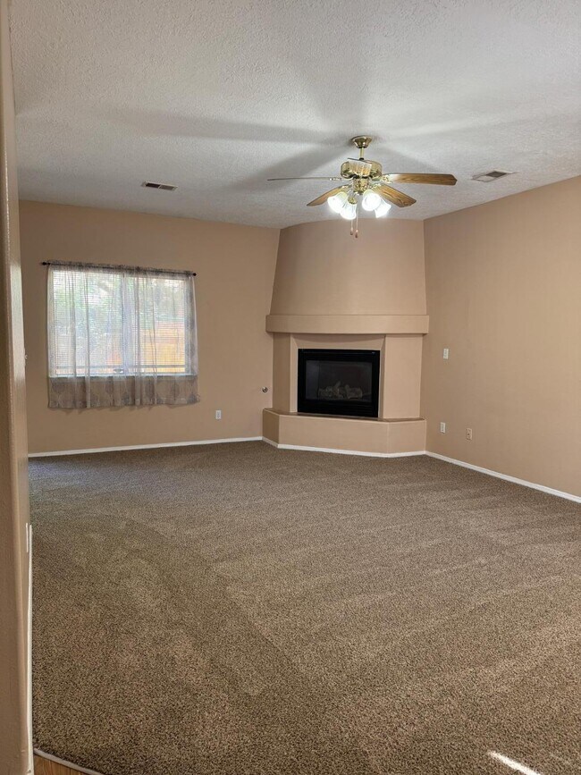 Foto del edificio - 256 Glenridge Park Ln NE