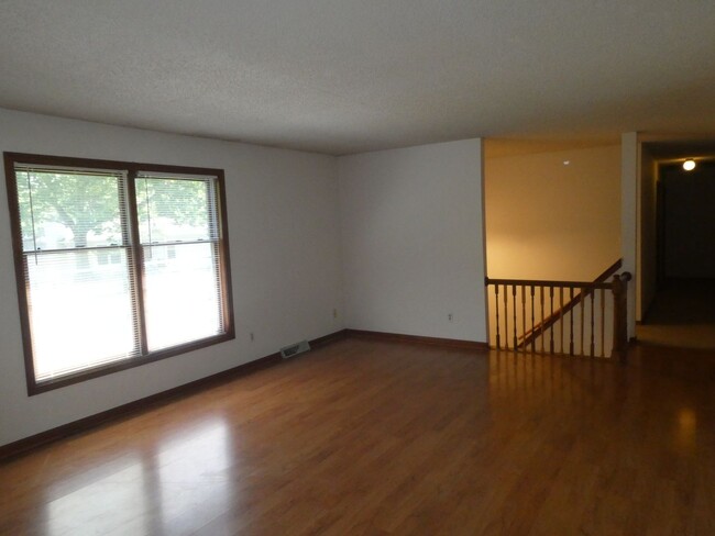 Building Photo - 3 bedroom split level home South Columbia ...