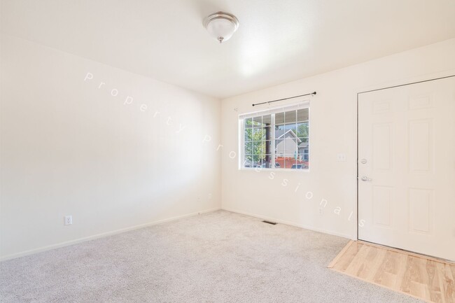 Building Photo - 1015 Domelby Ct