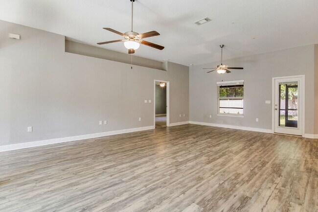 Building Photo - Spacious 4-Bedroom / 3 Bathroom + Office c...