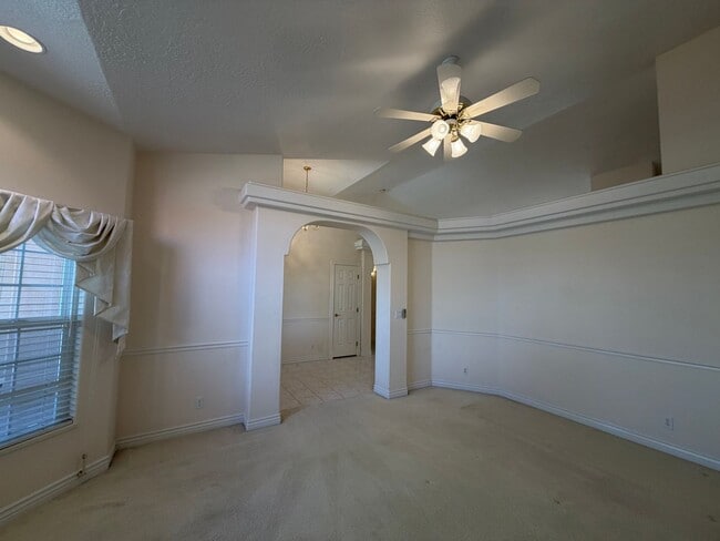 Building Photo - SPACIOUS HOME FOR RENT!