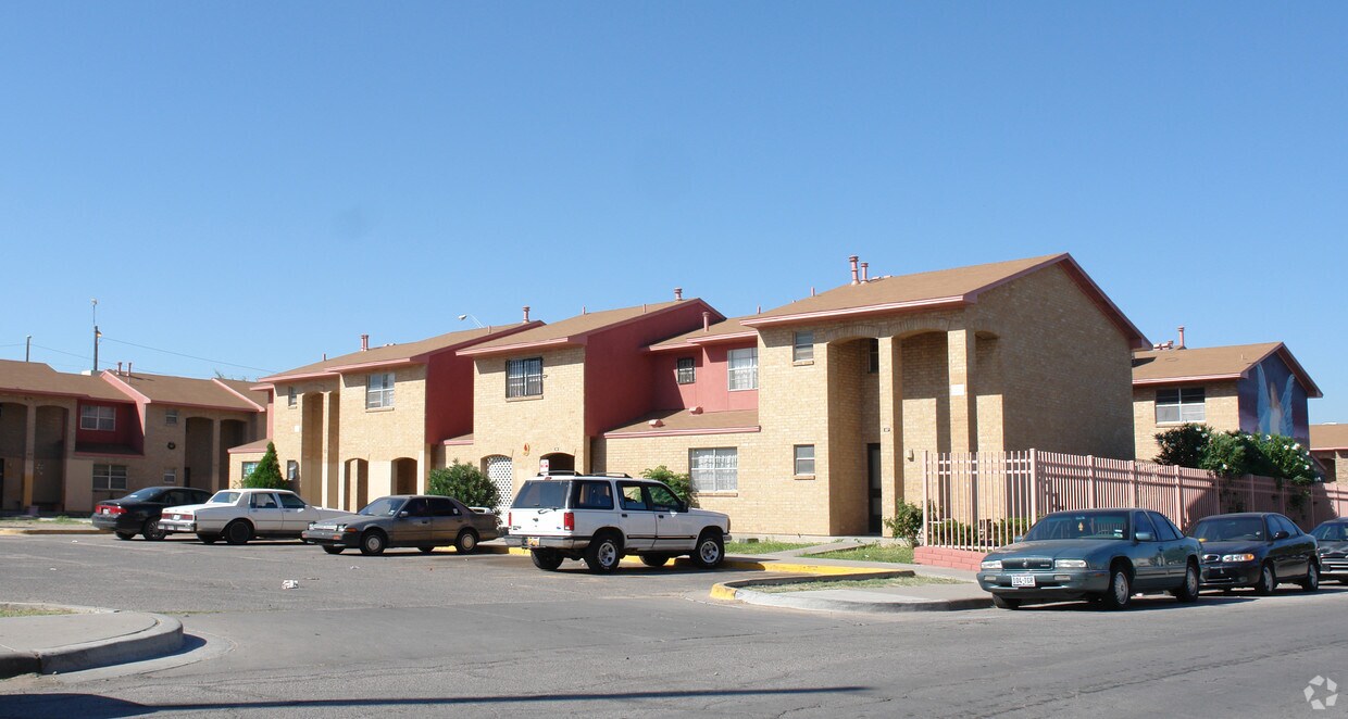Foto del edificio - Ambrosio Guillen Apartments