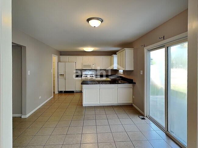 Building Photo - 5301 Meadowbrook St