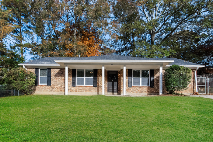 Foto principal - Brick Ranch Home with 4 Bedroom