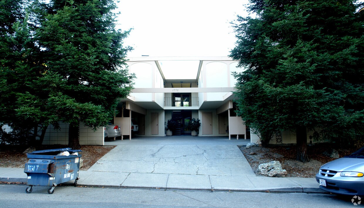 Building Photo - 1776 Lacassie Ave