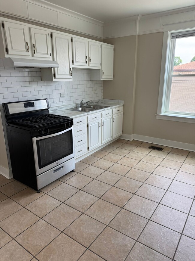 Building Photo - 7601 W 60th Pl