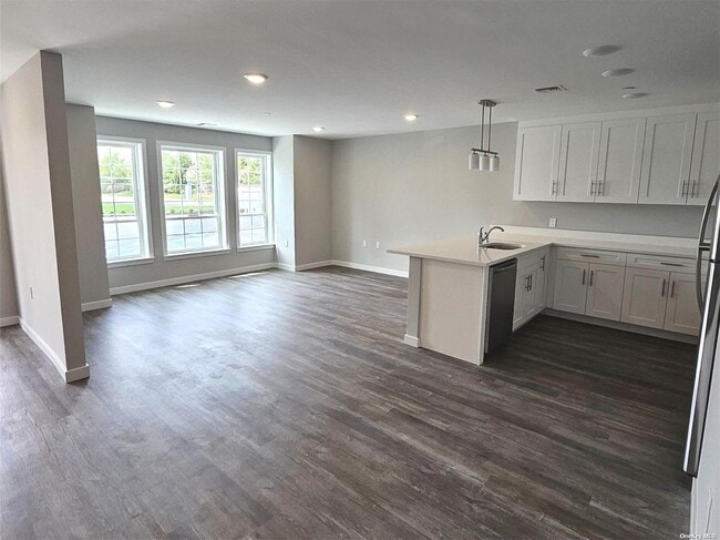 Building Photo - 221 Eastview Dr