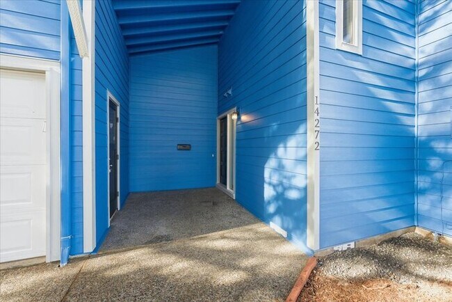 Foto del edificio - Newly Renovated 3BD/2BA Duplex w/ Garage & Fireplace - Beaverton Highland - $2,595/mo