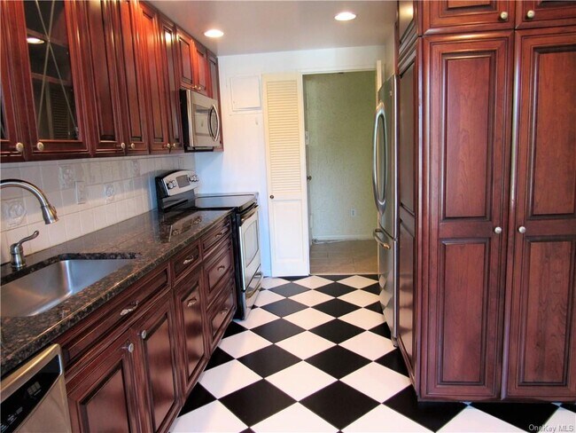 Building Photo - 400 High Point Dr