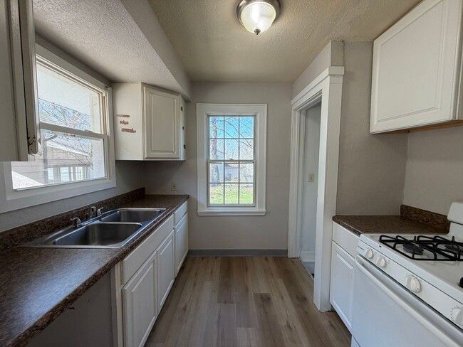 Building Photo - Charming 2-Bedroom Home with Secure Front Porch, Carport & Big Yard in Goodyear Heights