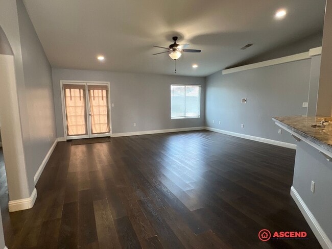 Foto del edificio - Beautiful 3 Bedroom in NW Bakersfield Centrally Located