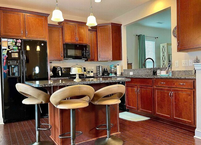 Foto del edificio - 3 bed, 2 1/2 End Unit Townhome with Open F...