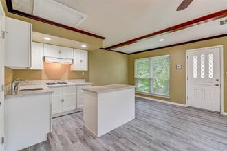 Building Photo - 15606 Dawnbrook Dr