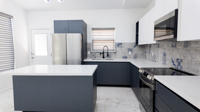 Foto del edificio - 700 Deanne Dr