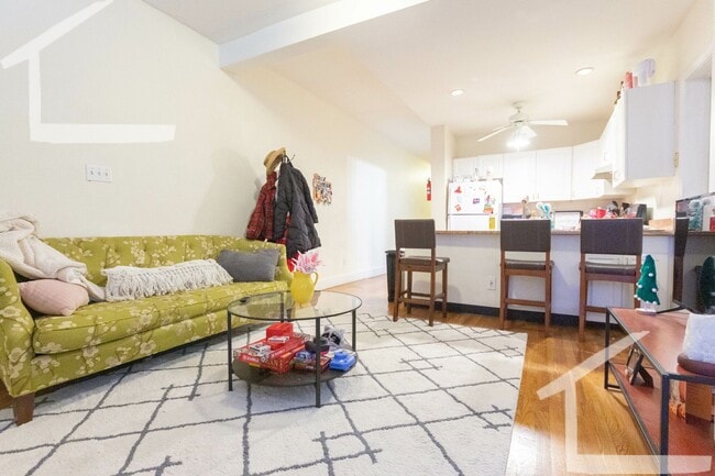 3 Bed 1 Bath in Brookline - 3 Bed 1 Bath in Brookline Apartment
