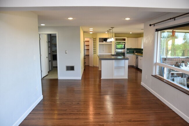 Foto del edificio - 3 Bedroom 2 Bath Tacoma Home with Hot Tub ...