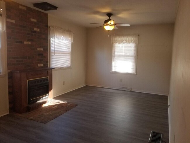 Building Photo - 2137 Oleander Dr
