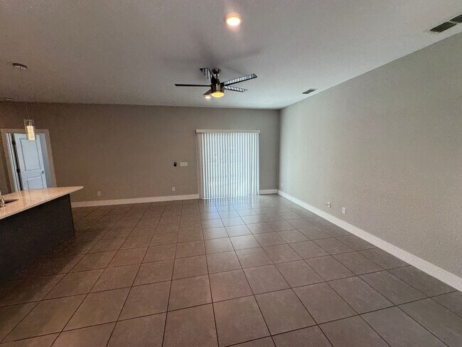 Foto del edificio - GORGEOUS 4 Bedroom, 2 Bathroom Home in Poi...