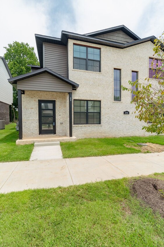 Foto principal - LIKE NEW 3-bedroom 2.5 bath Townhome in Fa...