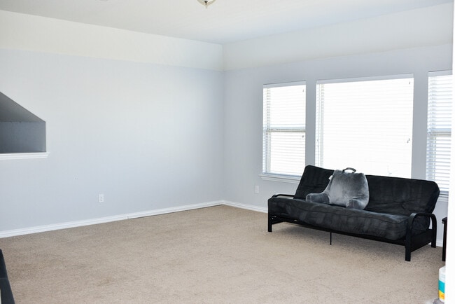Building Photo - 840 Hillrose Dr