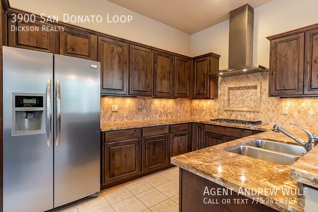 Building Photo - Beautiful and Spacious Townhome!
