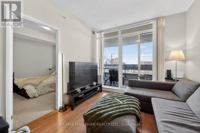 Photo du bâtiment - 830 Lawrence Ave W