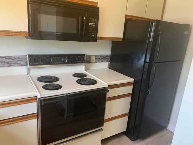 Building Photo - Oakwood Townhomes