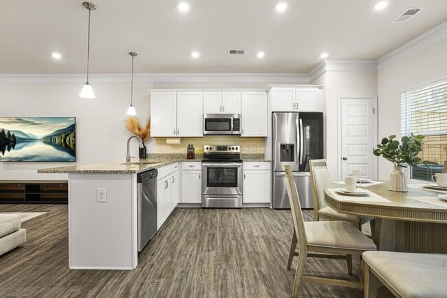 Building Photo - 2070 Ravencliff Dr