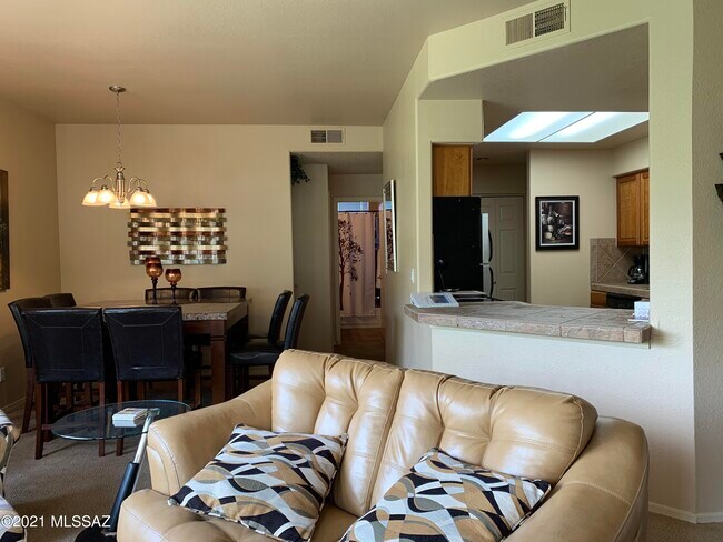 Foto del edificio - 6655 N Canyon Crest Dr