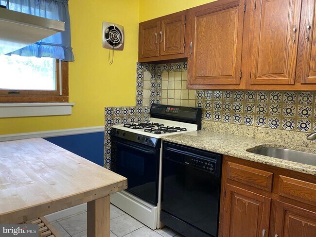 Building Photo - 451 Conger Ave