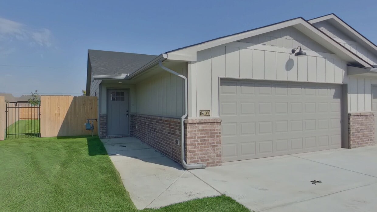 Foto principal - 12830 W Cowboy St