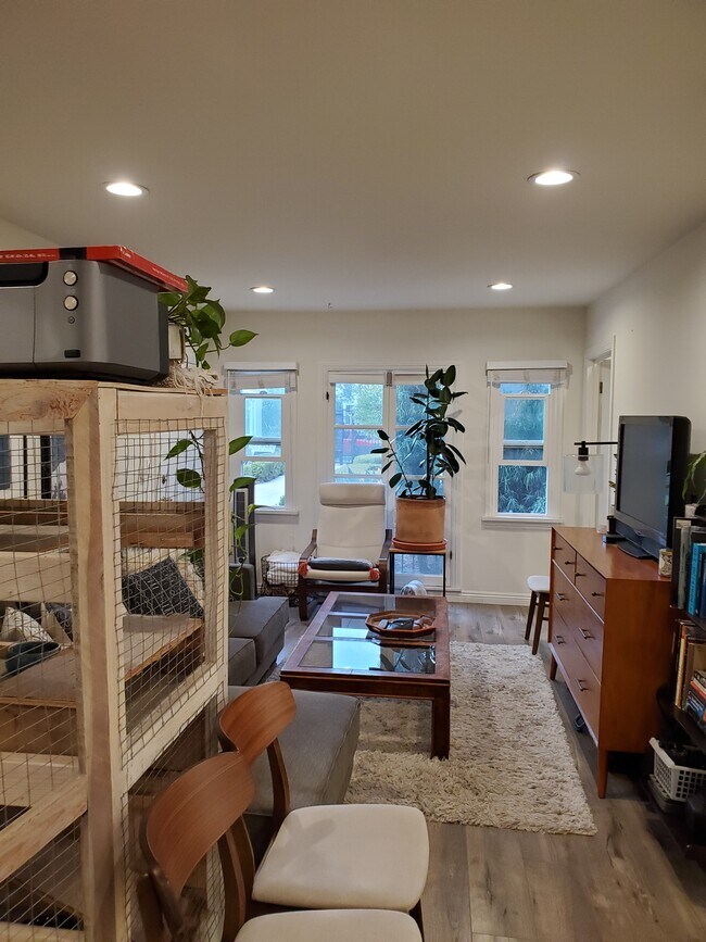 Foto del edificio - 4306 Normal Ave