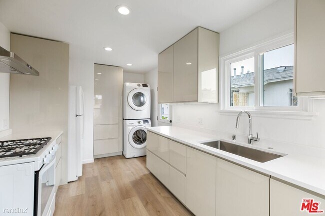 Building Photo - 2 br, 1 bath Duplex - 664 Westminster Aven...