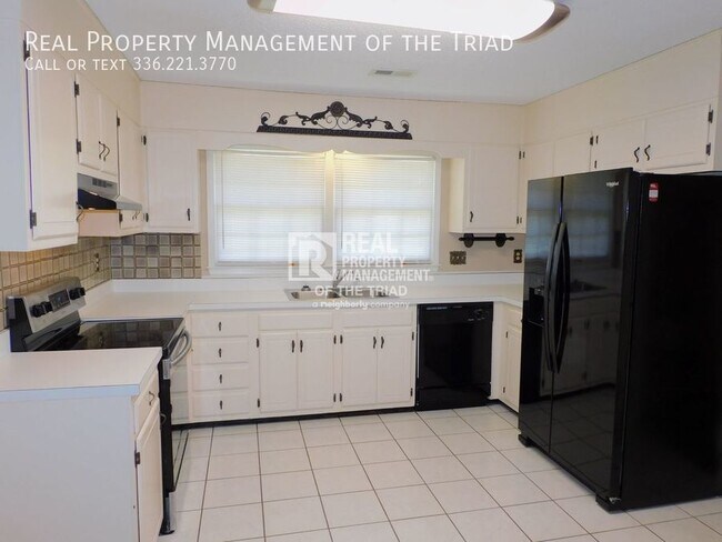 Building Photo - Lovely 3 BR/2 BA Brick Ranch Home w/ Den