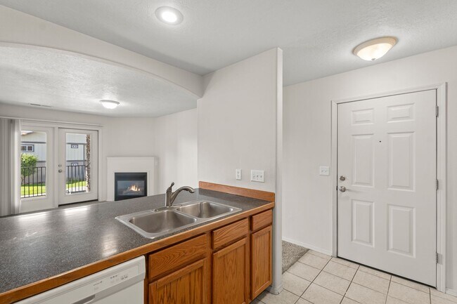 Foto del edificio - Upstairs 1-bedroom, 1-bath Apartment in an...