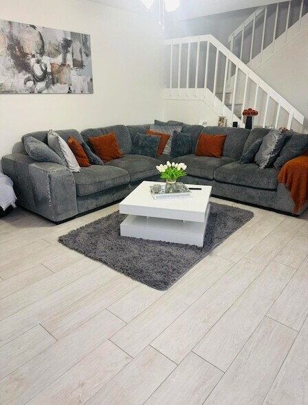 Foto del edificio - 922 Springdale Cir
