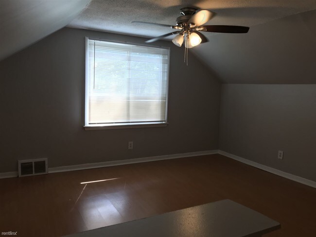 Building Photo - 3 br, 1 bath House - 415 W Maple Rd