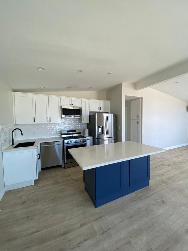 Building Photo - Renovated Beach house just a few blocks fr...