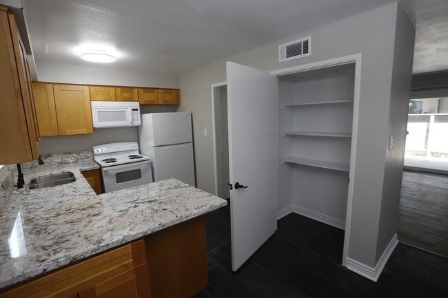 Building Photo - Gloria Apartments - 0230
