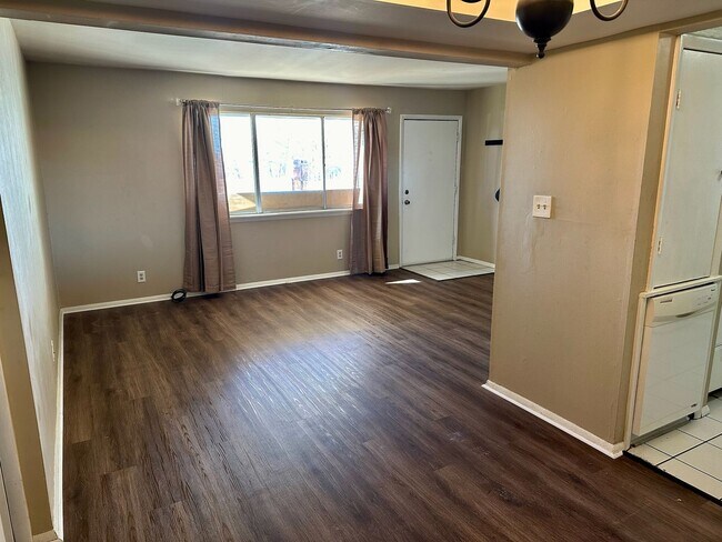 Foto del edificio - Beautiful move in ready first story condo.
