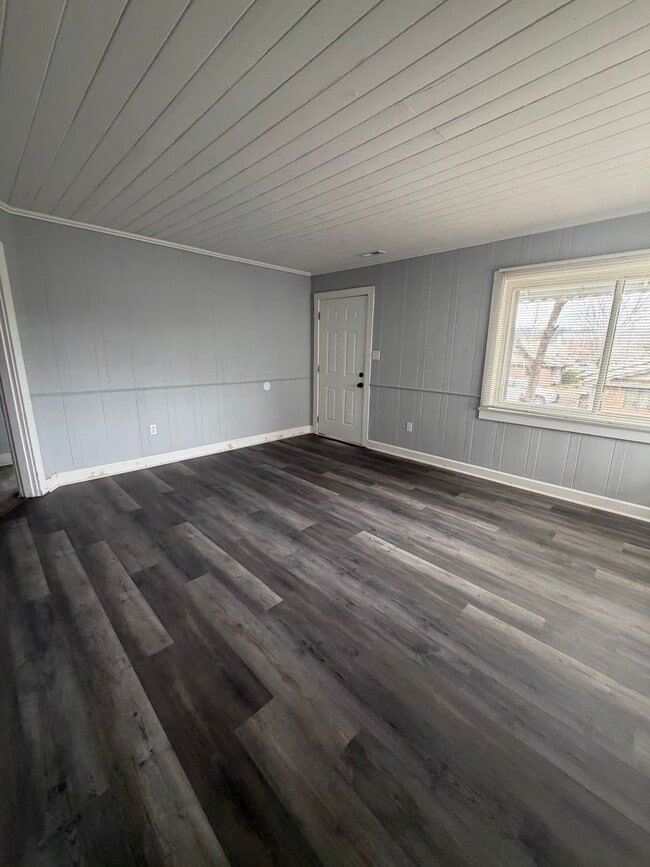 Building Photo - Location!!