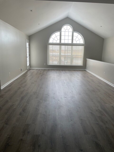 Foto del edificio - 8457 Towne Center Cir