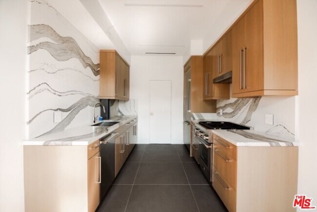 Foto del edificio - 1302 N Sweetzer Ave