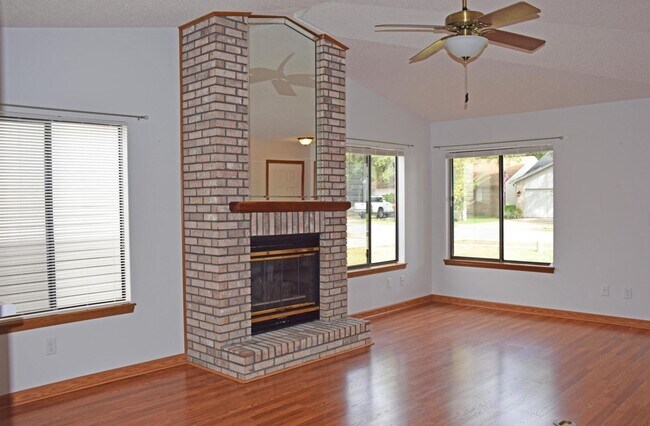 Foto del edificio - 3906 Summerwood Ct