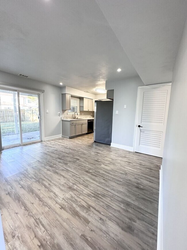 Building Photo - Beautifully Fully Updated 3-Bedroom End Unit Townhome