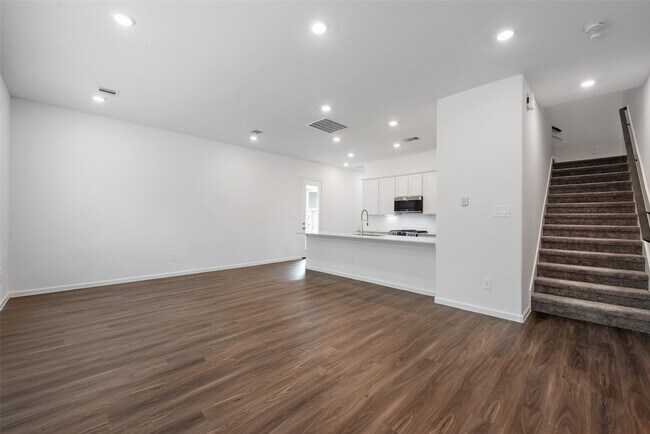 Building Photo - 653 Royal Arch Dr