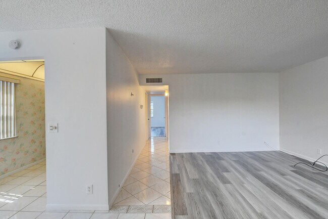 Building Photo - 180 Flanders C