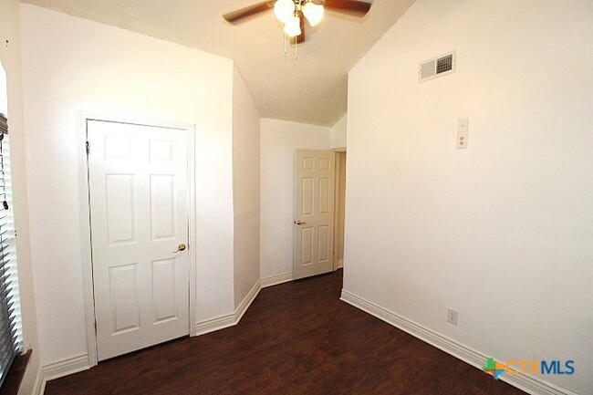 Foto del edificio - 213 Bronc Dr