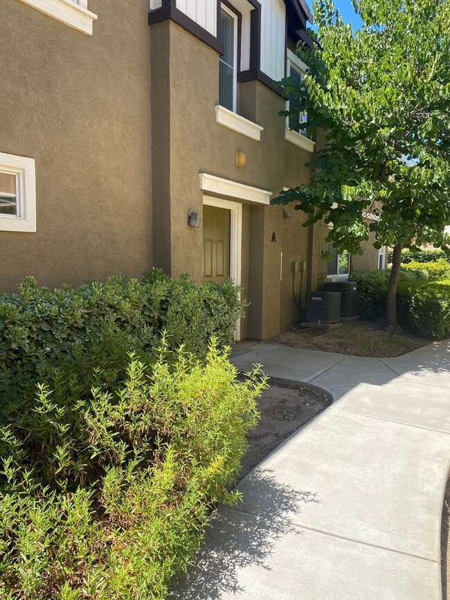 Building Photo - 25794 Iris Ave