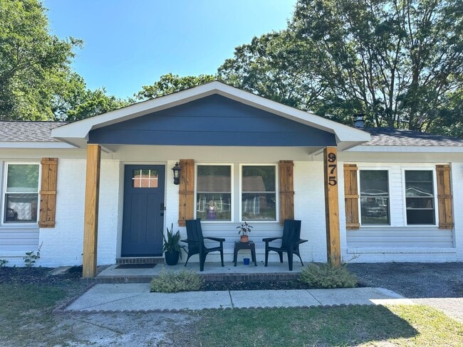 Building Photo - 3 Bedroom, 2 Bath off Cliffdale Rd!